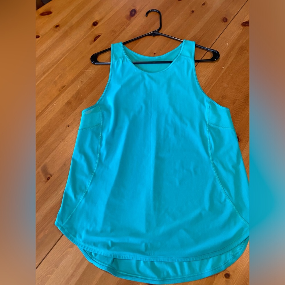 Light weight tank top, vented sides